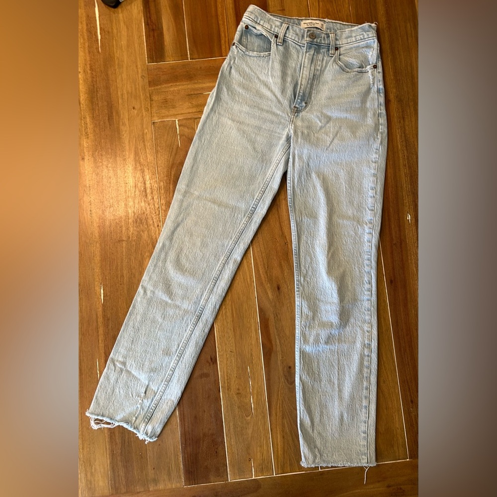 Abercrombie & Fitch Light Blue 90s ultra high‎ rise Straight Leg Jeans. 25/0L
